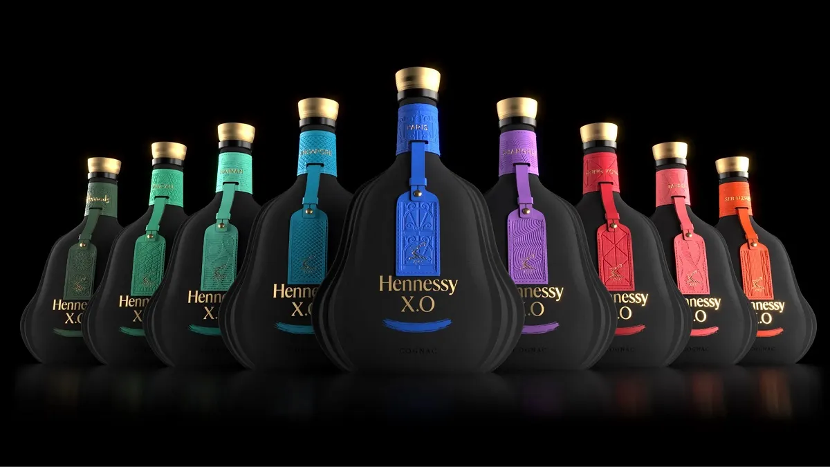 Bo suu tap Hennessy XO Spirit of Travel Collection