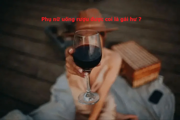 Phụ nữ uống rượu được coi là gái hư