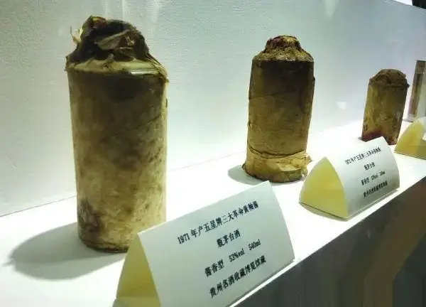 Vỏ chai rượu Mao Đài có phải được làm bằng sứ? 2 etrt